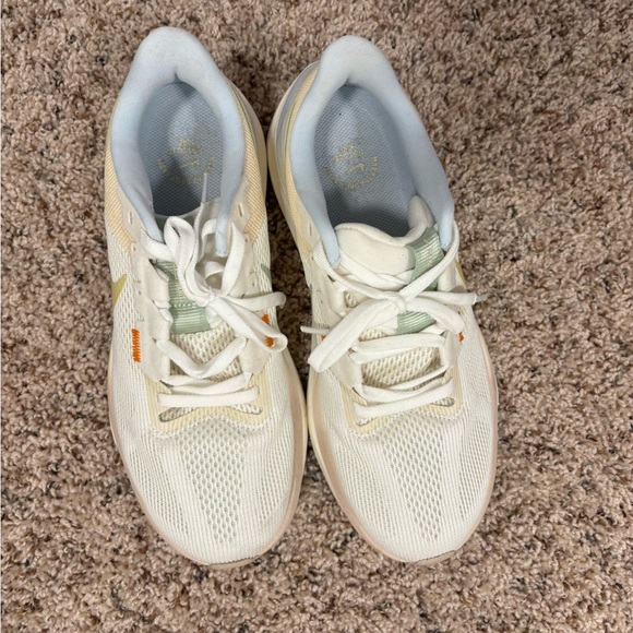 Nike Women's Structure 25 Running Shoes in Sail - Picture 6 of 9